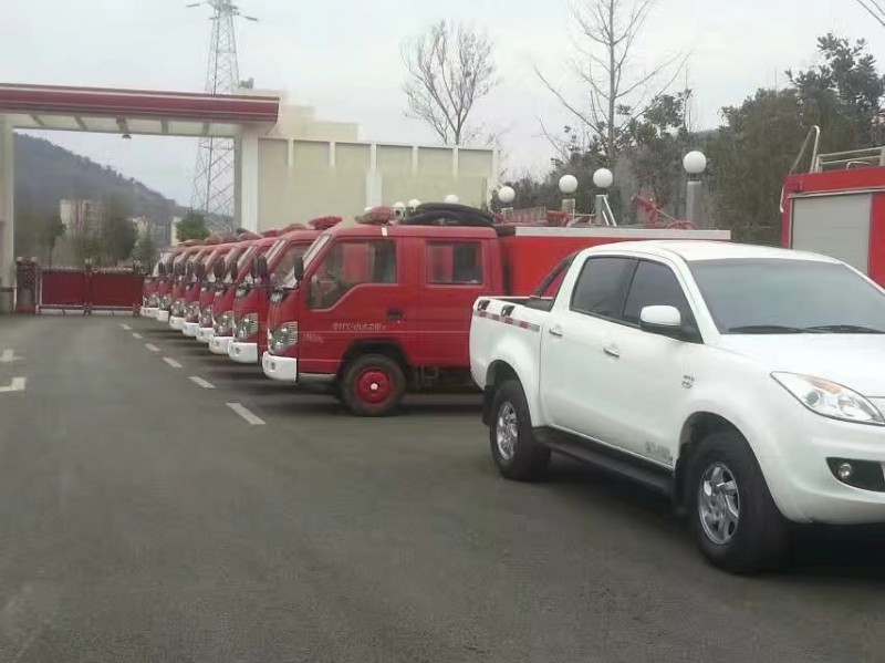 我公司給云南昭通鄉(xiāng)鎮(zhèn)消防隊(duì)維修翻新消防車(chē)輛。
